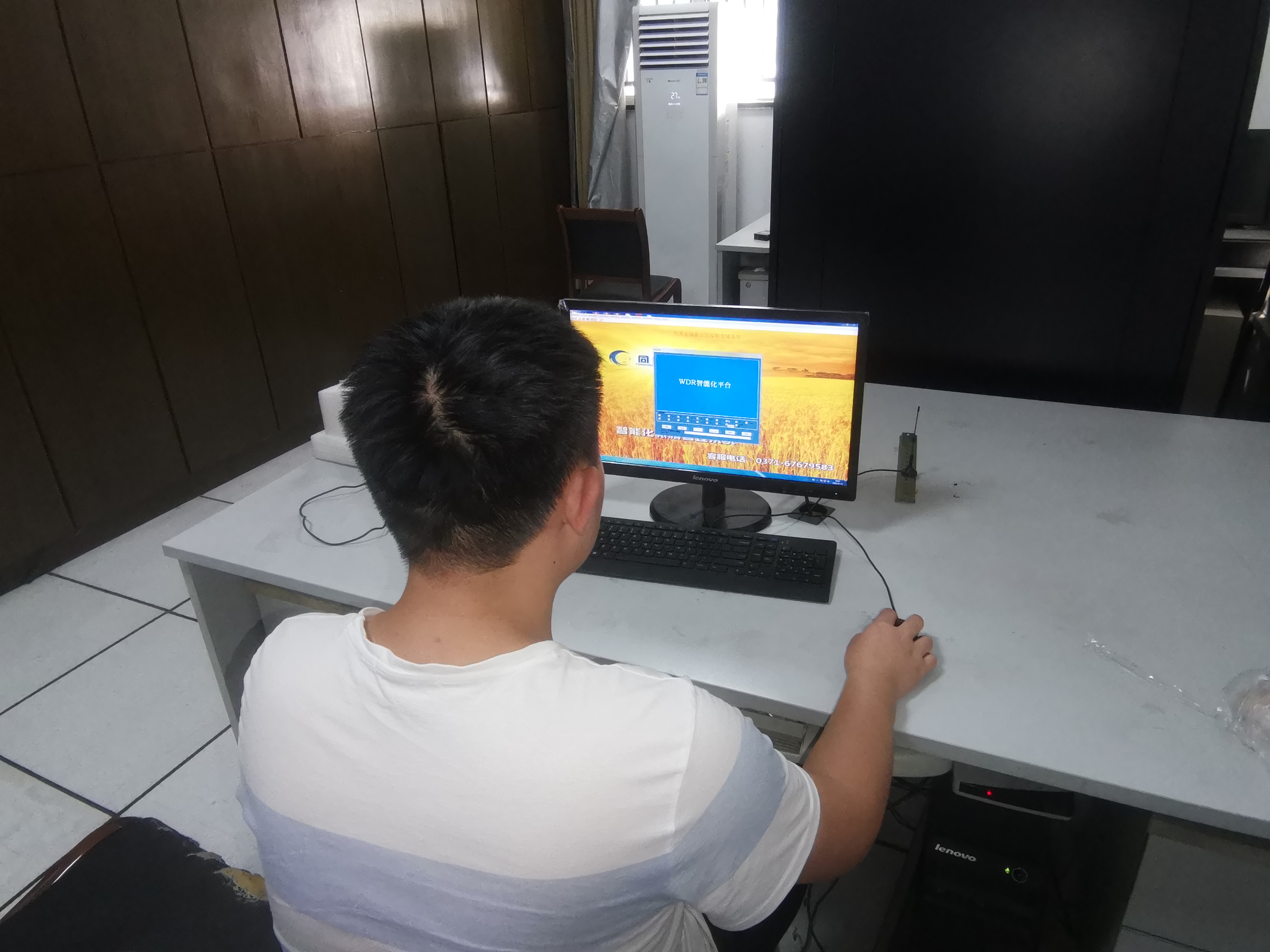 图为团队成员学习操作WDR智能化粮情管理平台.jpg