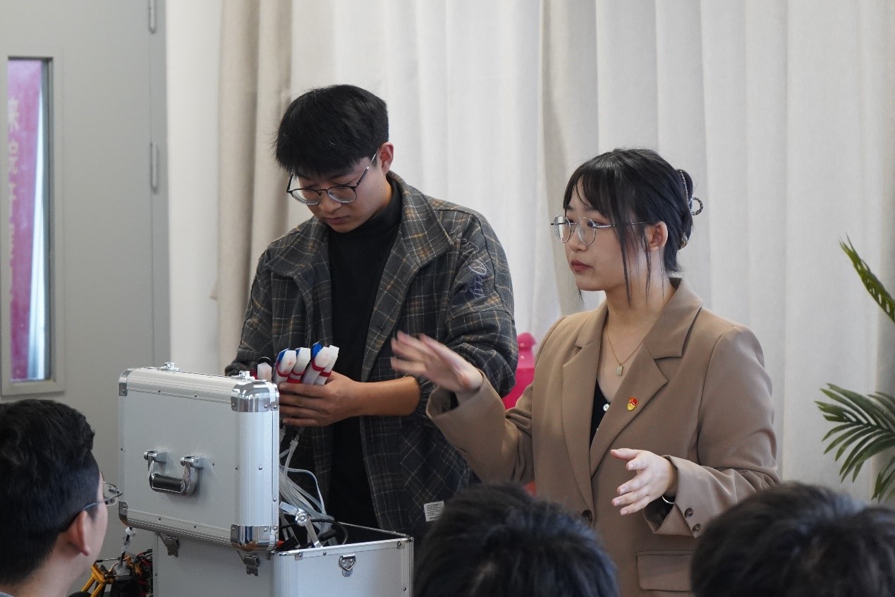 图2  “伤残手软体康复机器人”展示.JPG