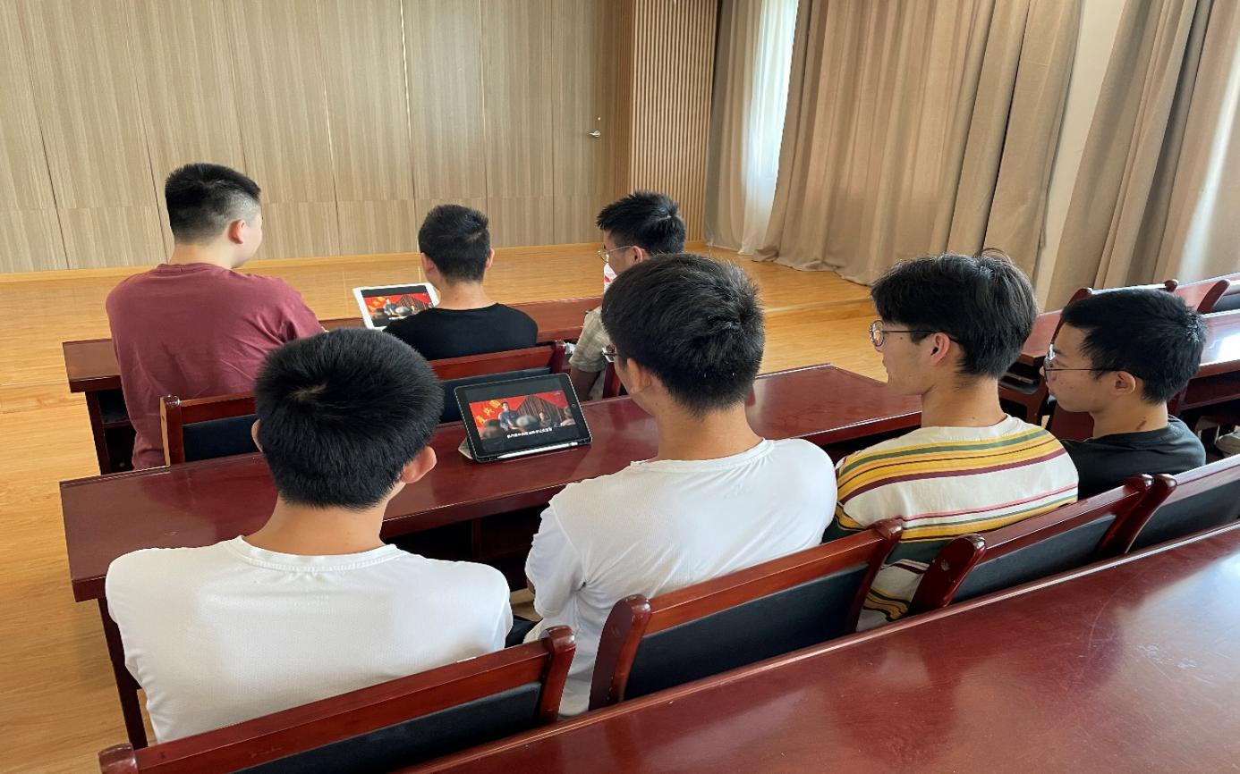 留校同学观看红色电影.png