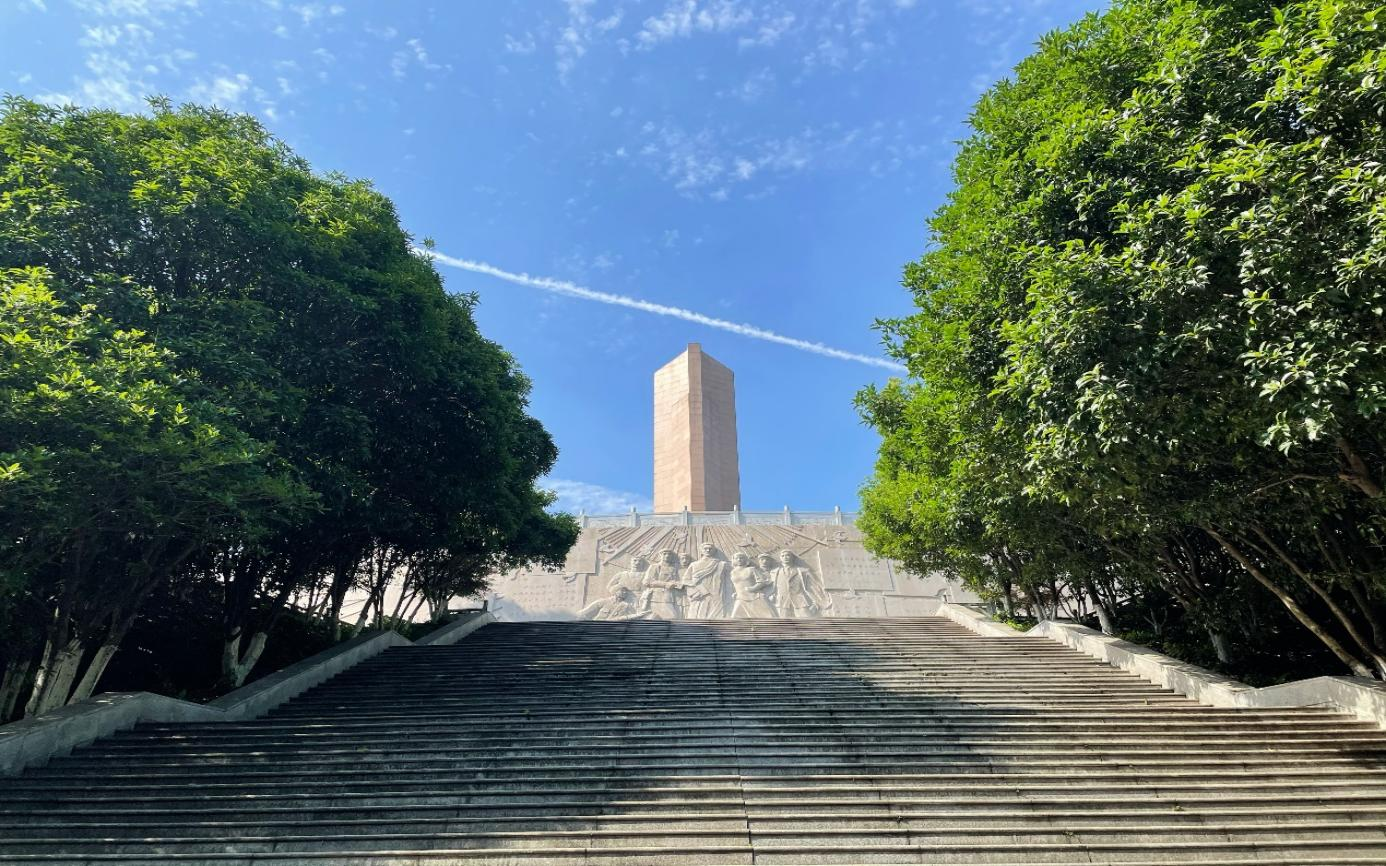 实践队员云参观烈士陵园.png