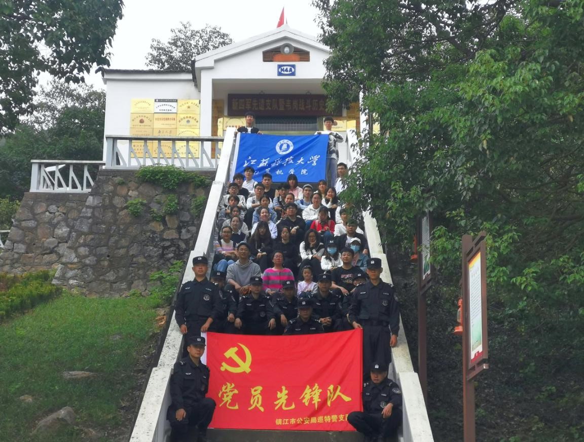 图为参加本次攀山活动的同学们与特警们的合照.jpg