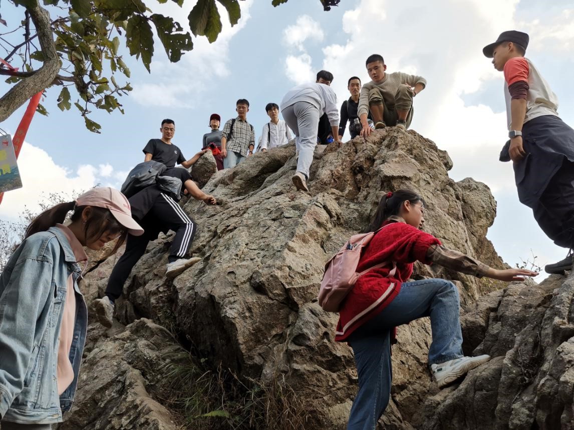 图为同学们在互相帮助攀山1.jpg