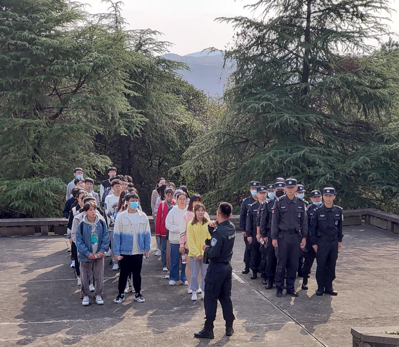 图为庄书记在和参加本次活动的同学们讲述安全注意事项.jpg
