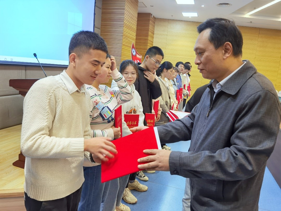 图为韩斌老师为优秀青马学员们颁发奖状.jpg