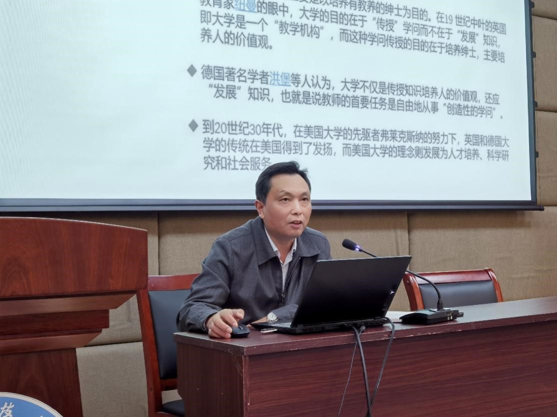 图为韩斌老师作为主讲人开展“领航---开学第一课”.jpg