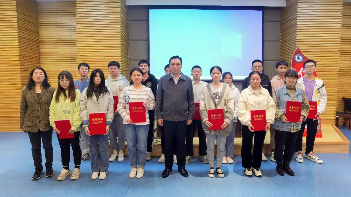 图为韩斌老师与优秀青马学员们的合影.jpg