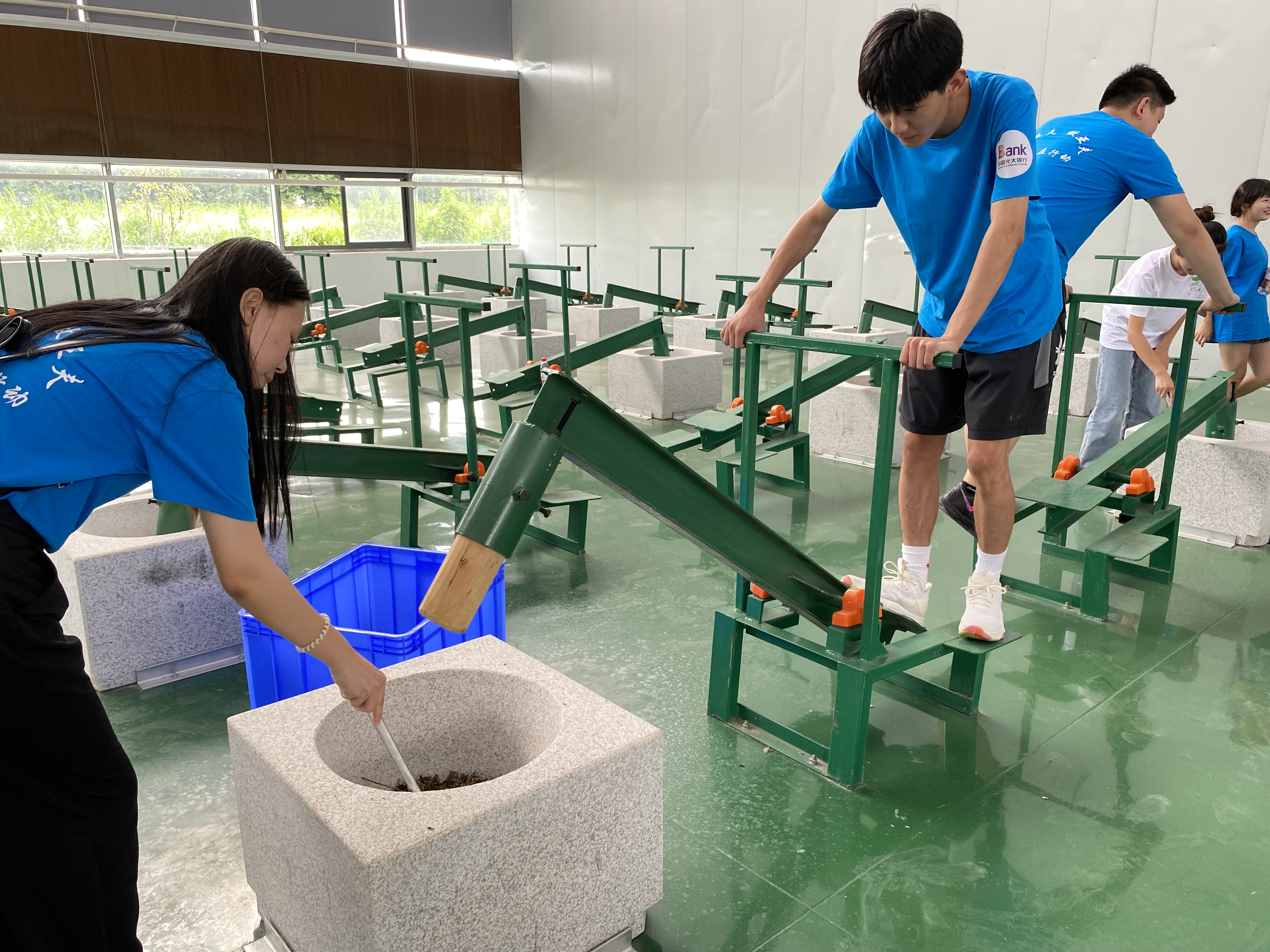 团队成员学习艾条制作1.JPG