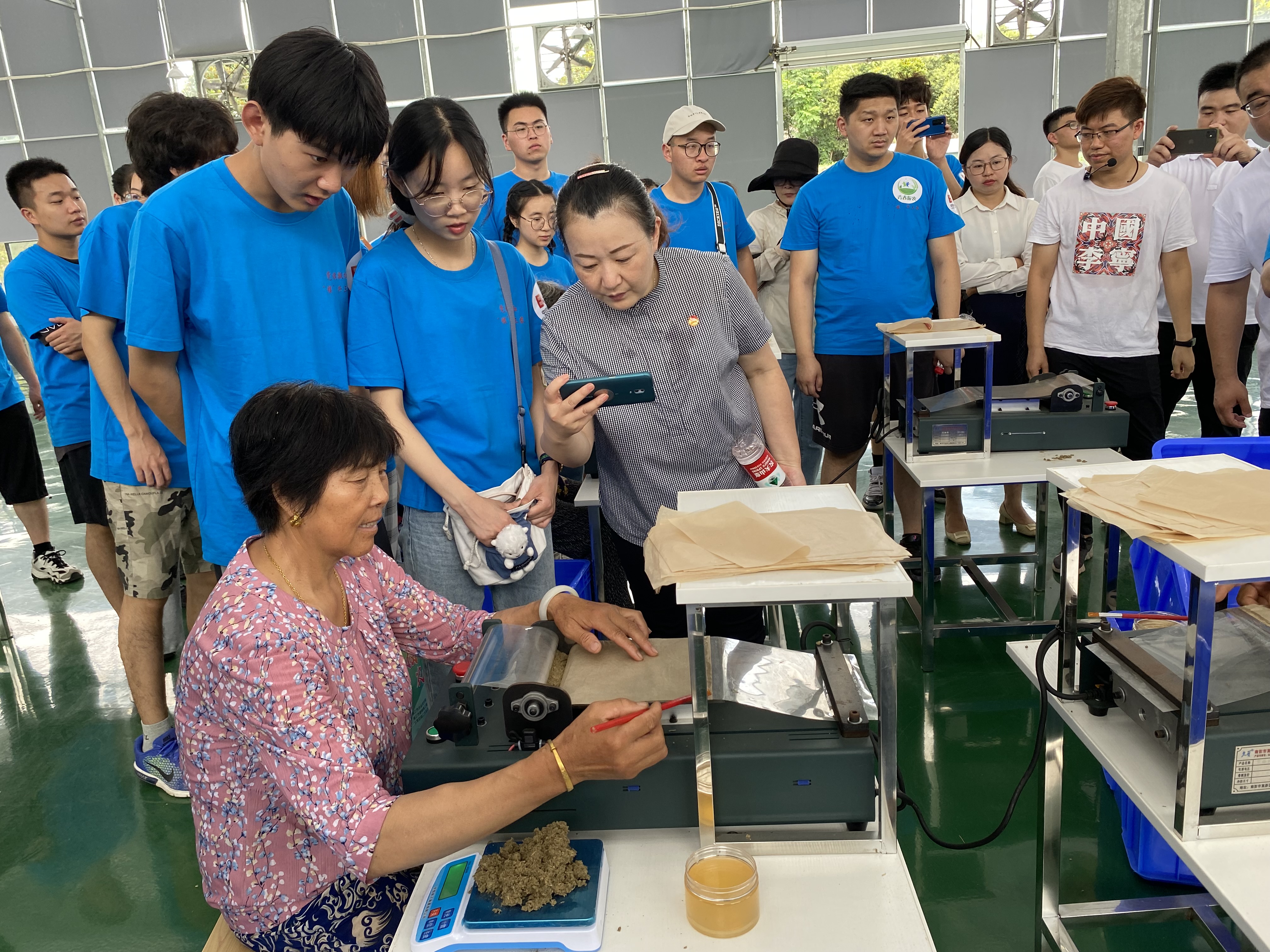 团队成员学习艾条制作2.JPG