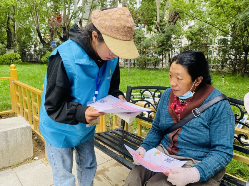 尼玛卓玛在向村民介绍资助政策-1.jpg