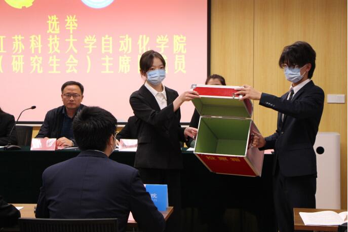 1668184329174265.jpg 图六 工作人员检查投票箱.jpg