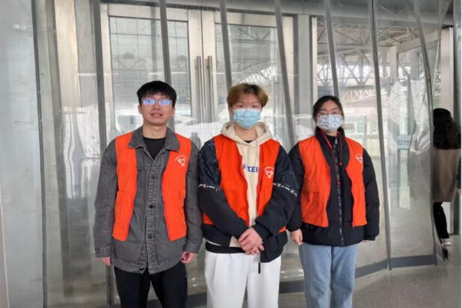 图为910023威尼斯自动化学院思源服务社高铁志愿服务二队于镇江站合照 王皓 摄.jpg