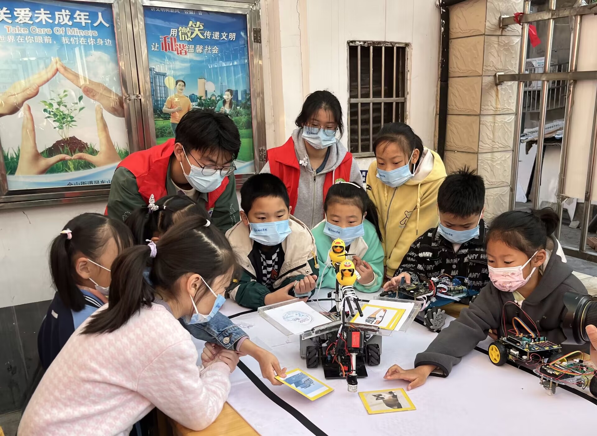 图3 志愿者与小朋友们互动.jpg