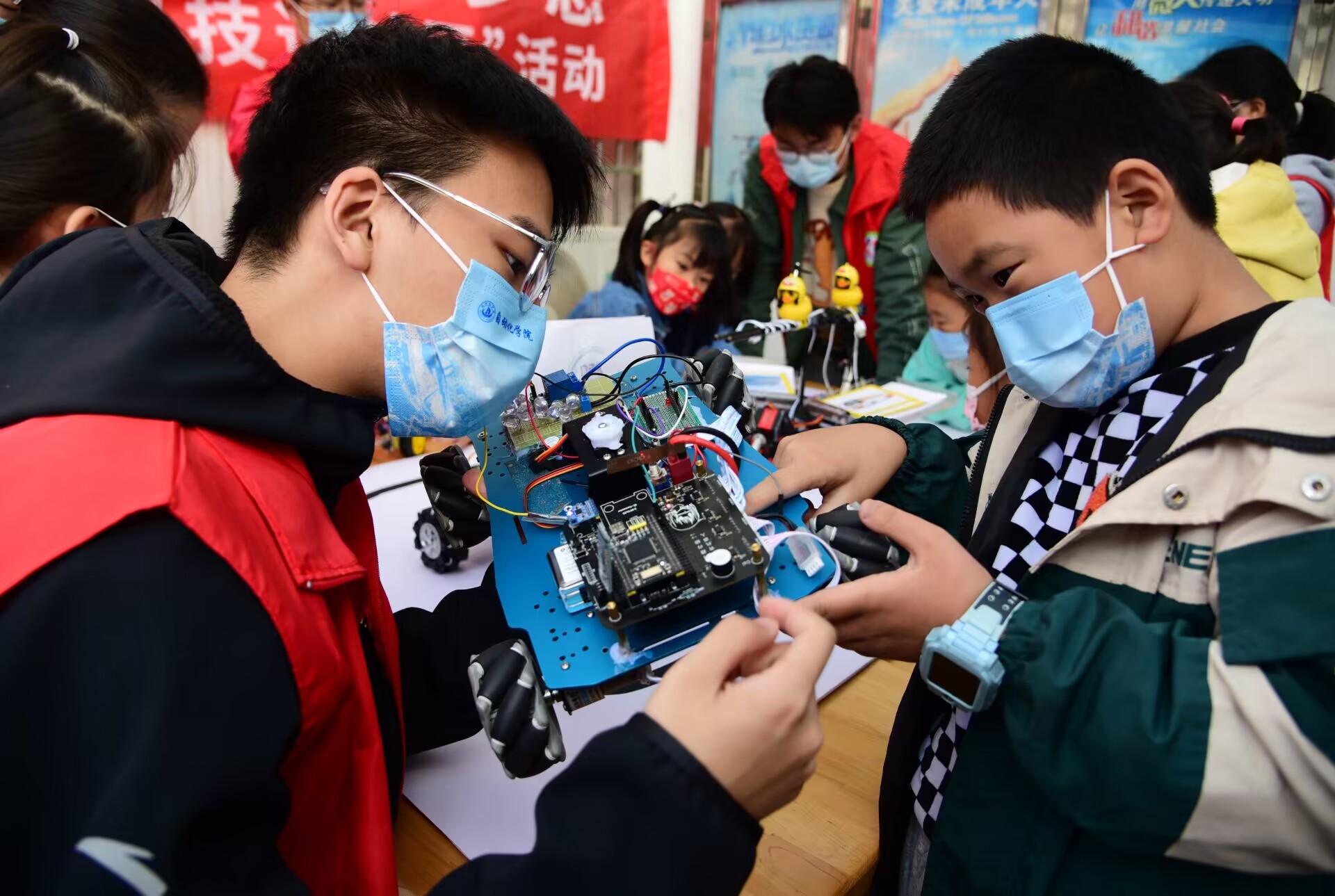 图4 志愿者向小朋友们展示智能车.jpg