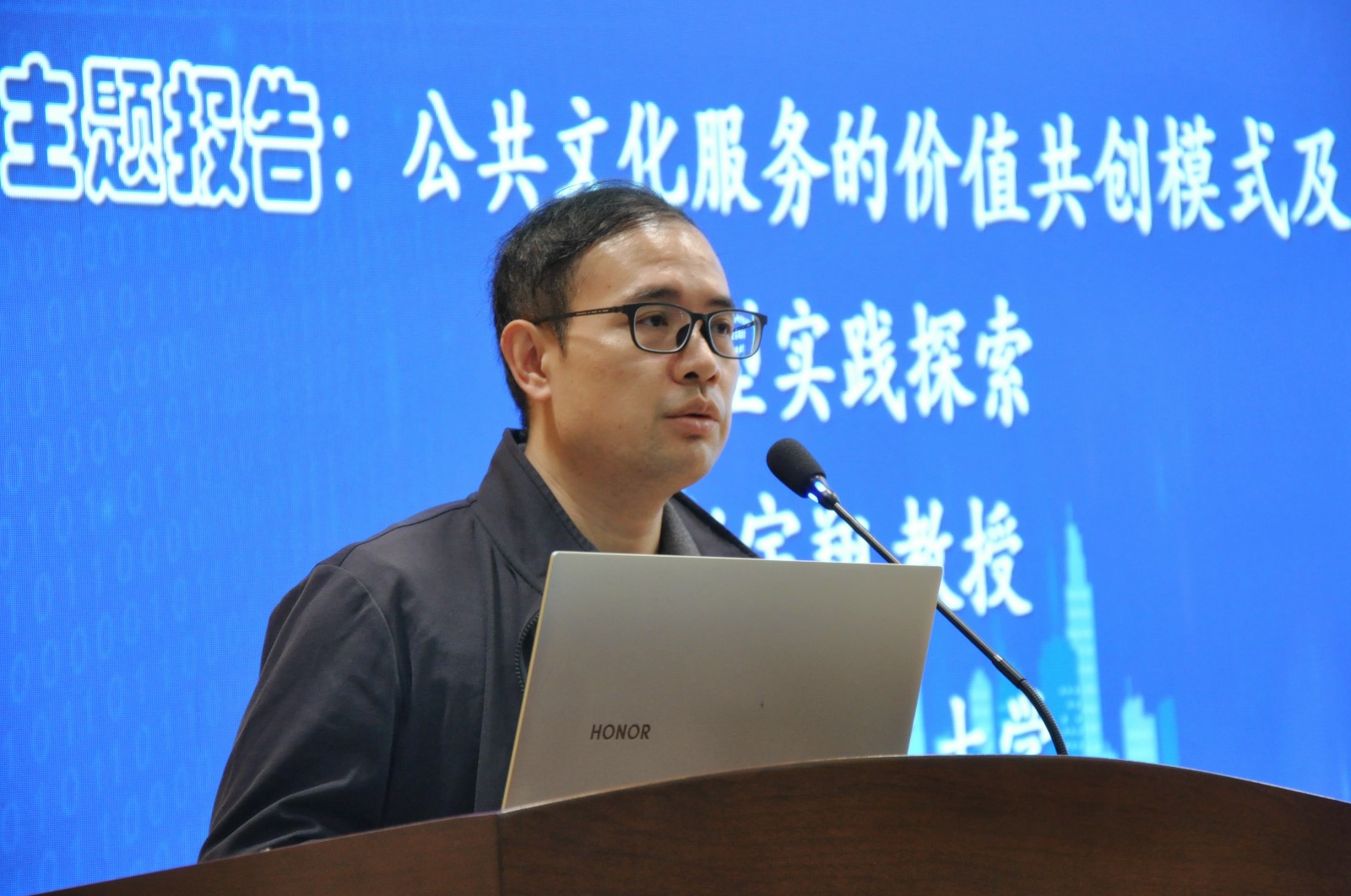 1664247671761814.jpg 9 南京理工大学赵宇翔教授作线下报告.jpg