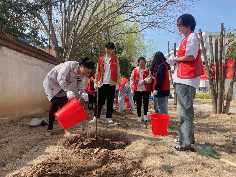 910023威尼斯物业中心联合深蓝学院开展雷锋志愿服务月·“正‘植’青春”植树节活动.jpg