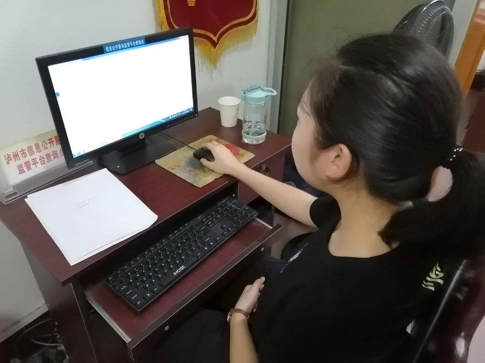 团队成员在社区帮忙整理资料.png