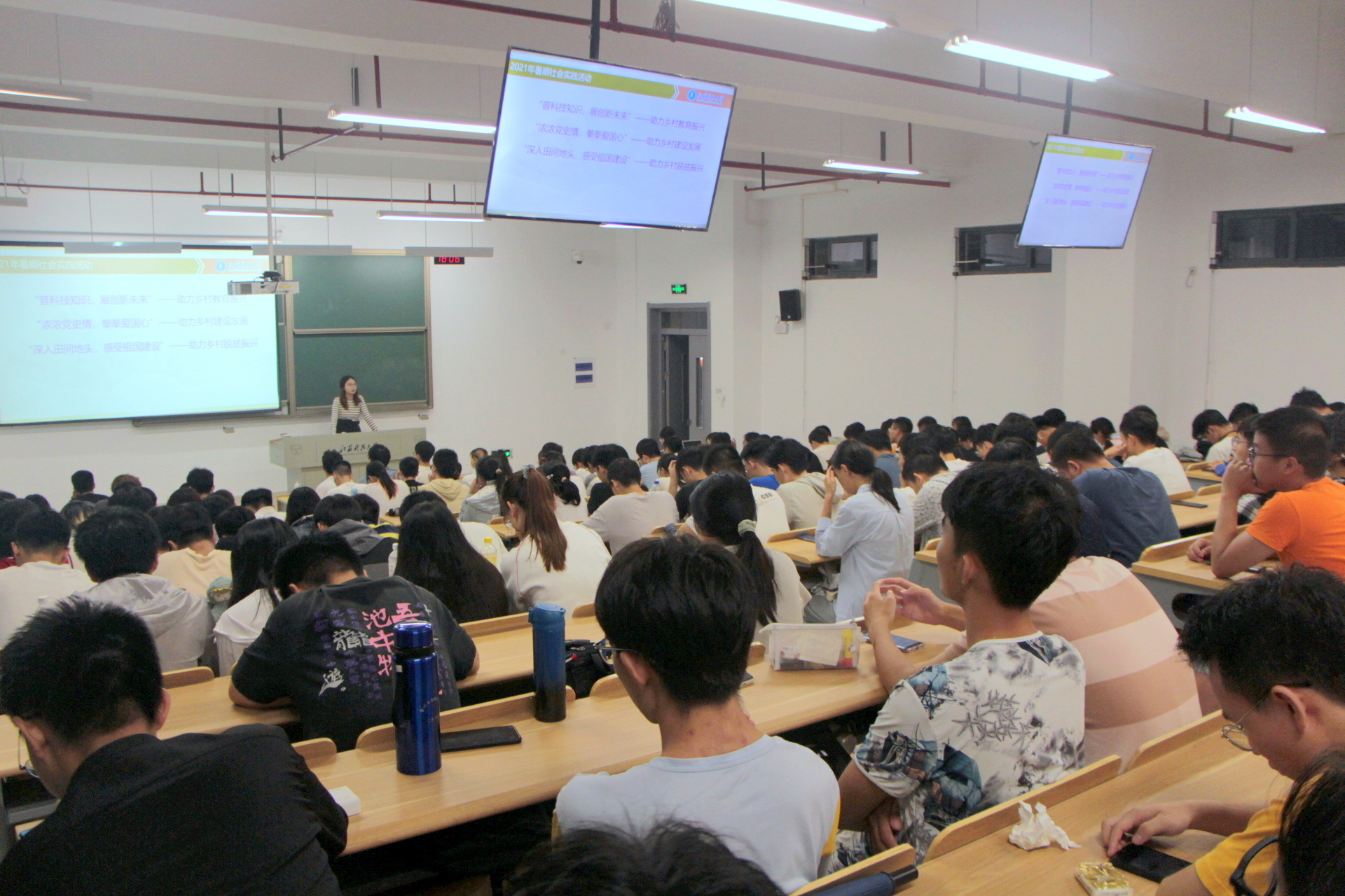 图为分享“科技帮扶、乡村振兴”主题实践的敖源、钱惠敏同学2.JPG
