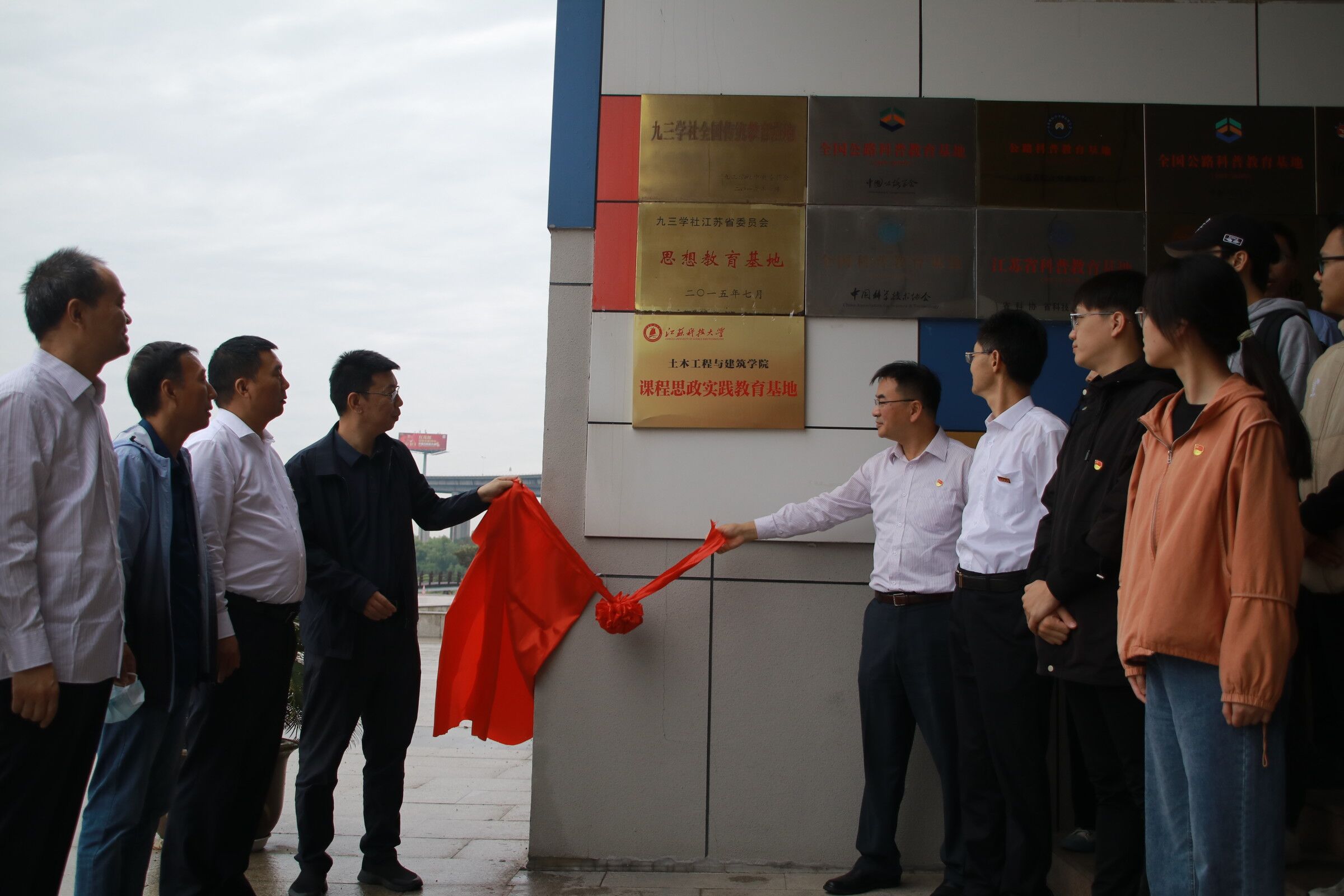 1674100616263990.jpg 实习基地揭牌.jpg